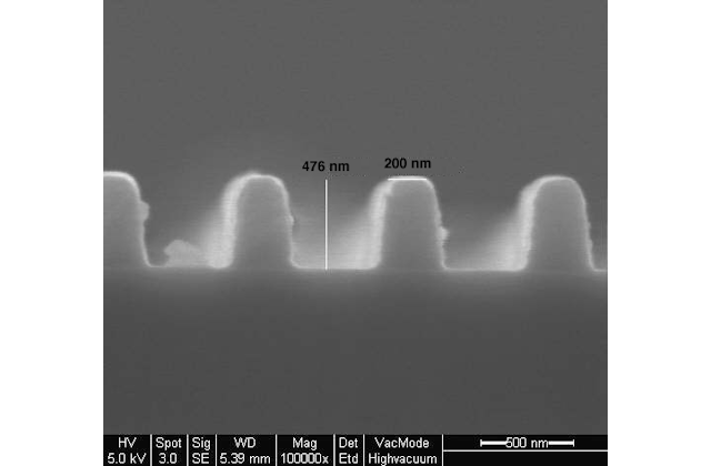 Маска из стенок шириной 0,25 мкм с проявленными полосами шириной 0,5 мкм 